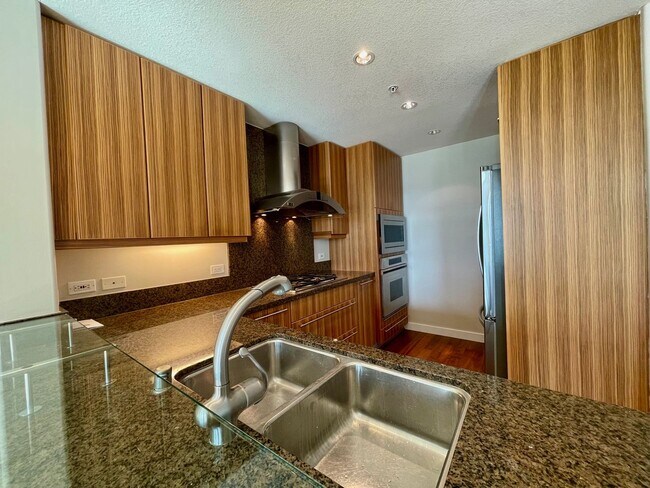 Building Photo - 2 Bedroom- 2 Bathroom Single Story Condo o...