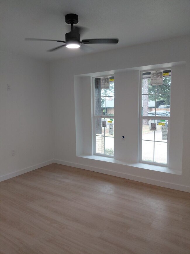 Building Photo - 3/2/2 Newly remodeled home with new appliances, flooring and much more!