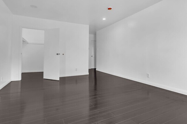 Building Photo - 915 E 91st St