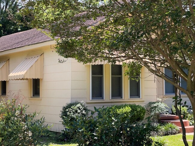 Building Photo - 2 bedrooms 1 bath - Large Yard