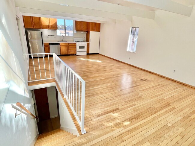 Building Photo - Bernal Heights 2Br House with Skylights, V...