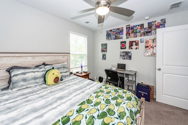Building Photo - 3 Bedroom 2.5 Bath Single Family Home in F...
