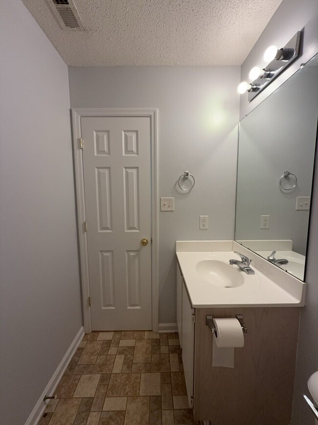 Building Photo - 807 Timberlake Trail