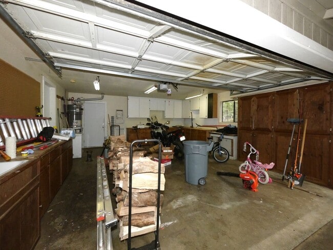 Building Photo - 18111 N Meadow Dr