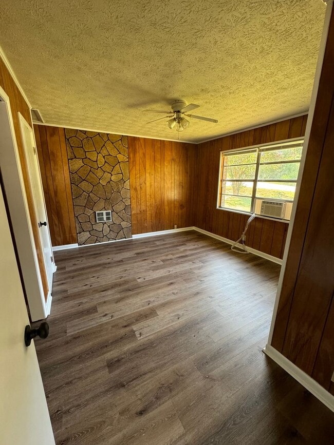 Building Photo - Clinton- 400