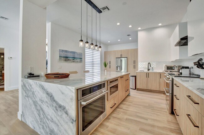 Building Photo - 7477 Campo Florido