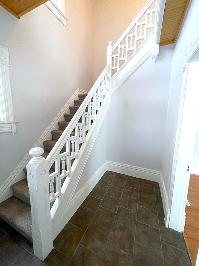 Building Photo - Large home on corner lot in great north si...