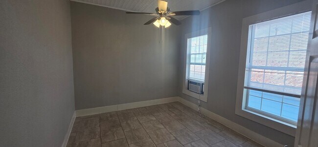 Building Photo - 712 40th St