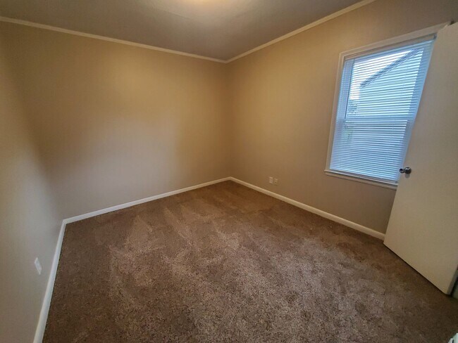 Building Photo - 2 bedroom, 1 bathroom home!