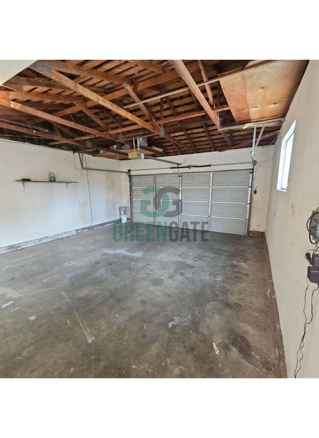 Building Photo - 3 Bedroom 2 Bath Modesto home available!!