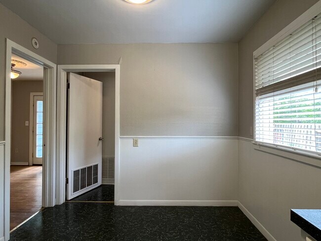 Eat In Kitchen Dining - 2129 W Arrowhead Dr