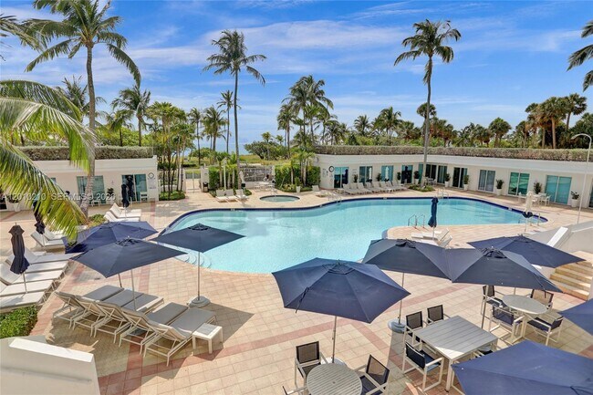 Building Photo - 10101 Collins Ave