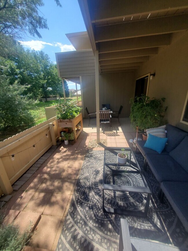 Building Photo - Updated and Spacious 1 Bedroom with Attached Garage!
