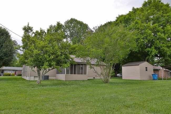 Building Photo - Dresden Home with Carport and Screened-in ...