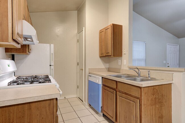 Building Photo - Gorgeous 3 bed 2 bath in Norman!