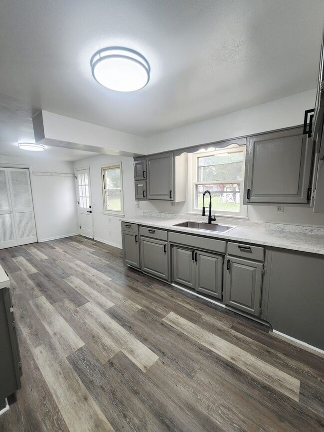 Building Photo - Fresh & Spacious 3BR/1BA – $1,395 – Move-I...