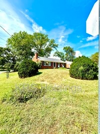 Building Photo - 2400 Forest Dr