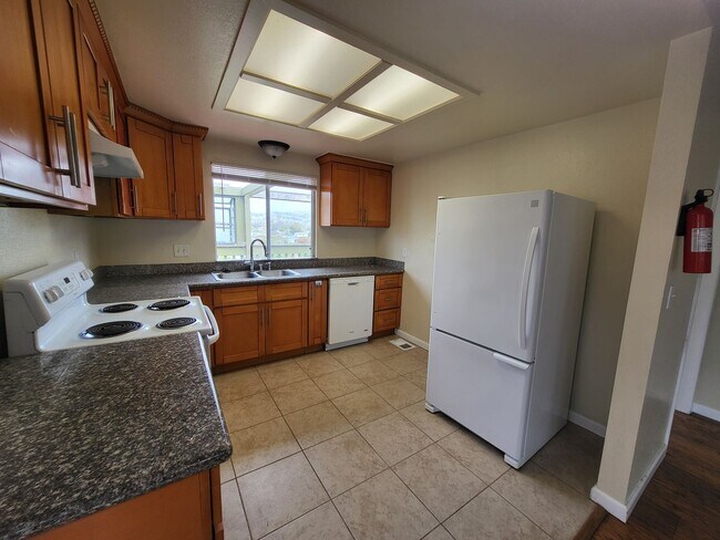 Building Photo - 5215 Bayview Ave