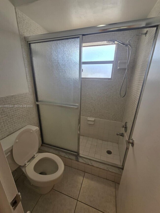 Building Photo - 851 NE 14th Ave