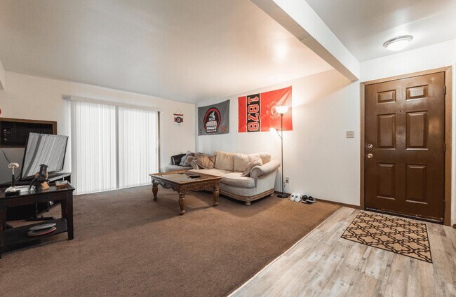 Building Photo - 822 Edgebrook Dr