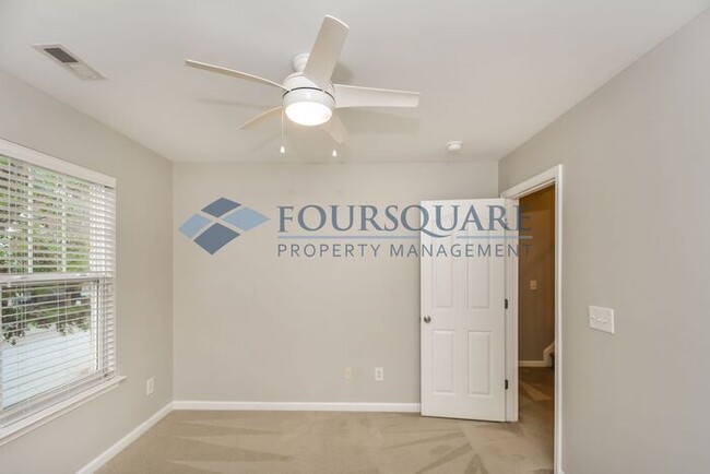 Building Photo - Townhome | 3rd Floor Bonus Room | Fenced Y...