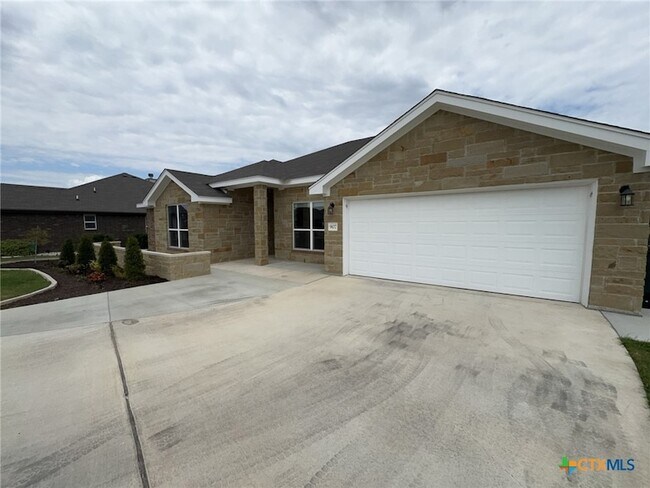 Building Photo - 907 Holliday Dr
