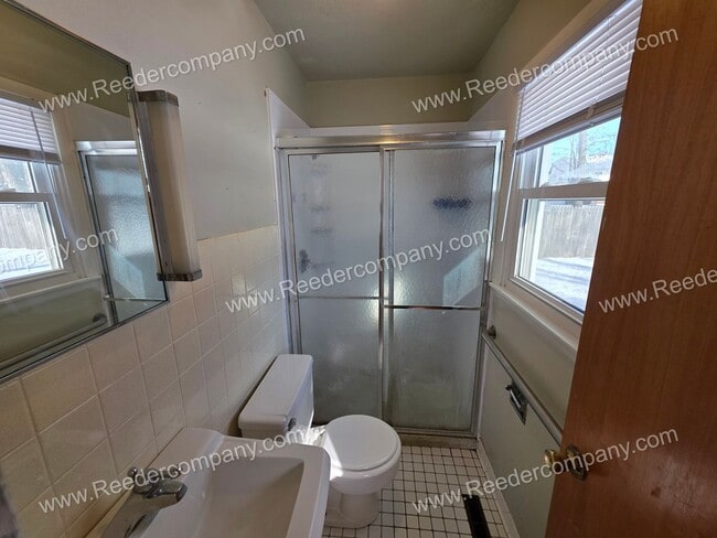Building Photo - Well maintained 3 bedroom 2 bathroom house