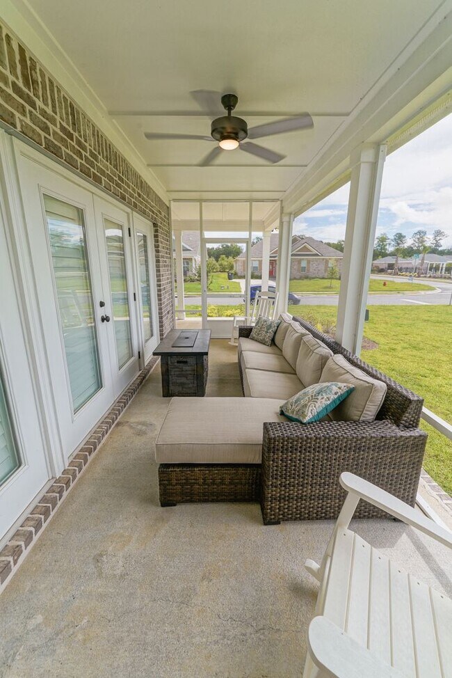 Building Photo - Available end of January in beautiful Summ...