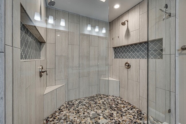 Building Photo - 211 Willow Creek Ct