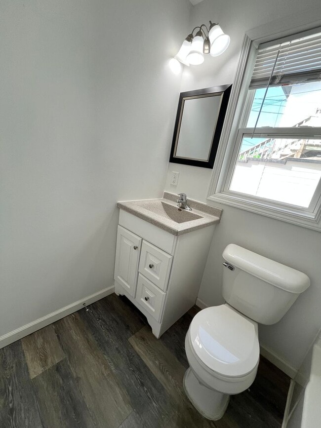 Building Photo - 815 W 11th St