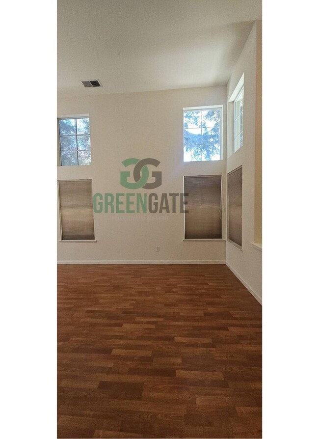 Building Photo - Beautiful 4 Bedroom, 3 Bathroom Home in Tr...