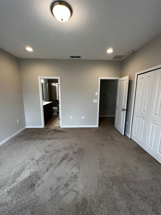 Building Photo - 3/2.5 Townhome in Holly Forest!