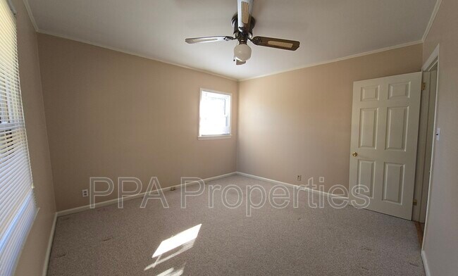 Building Photo - 404 Oakgrove Dr