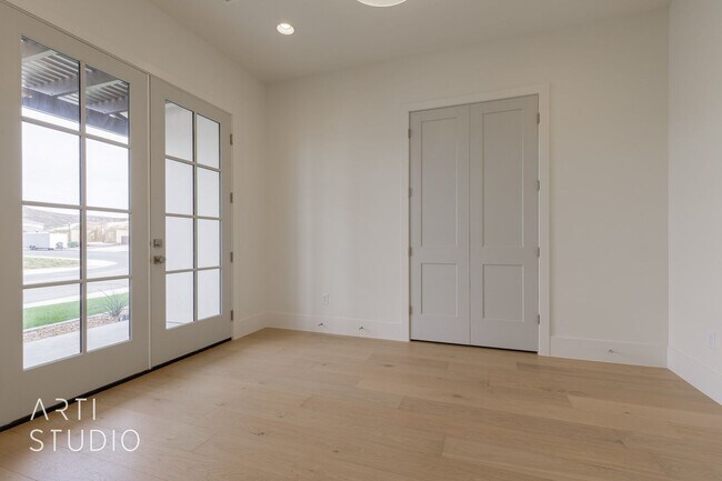 Building Photo - Beautiful Fully Furnished 3 bedroom, 2.5 B...