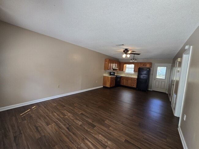 Building Photo - 403 E Lawnwood Ave