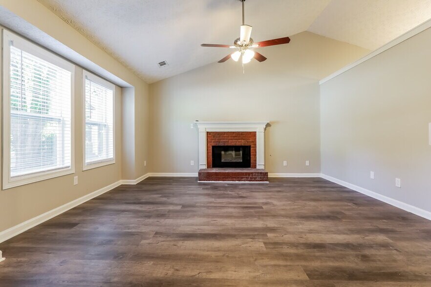 Building Photo - 350 Paris Dr