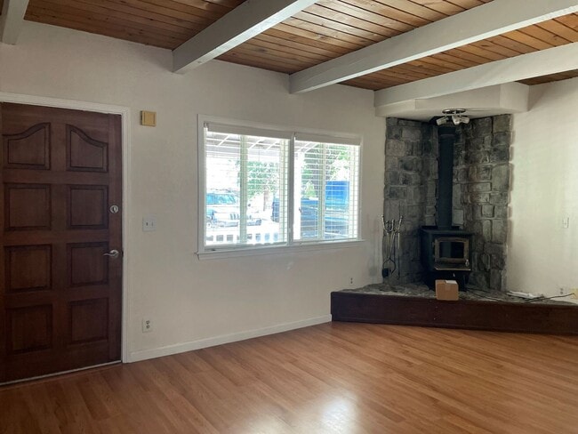 Building Photo - 4 bedroom, 2 bath home in Lake Wildwood ga...