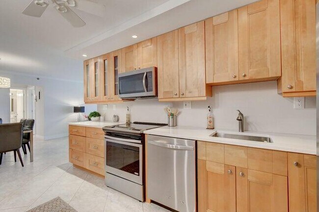 Building Photo - 3221 S Ocean Blvd