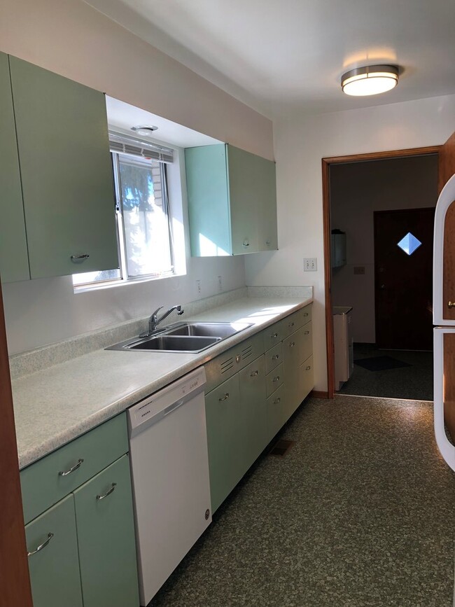 Building Photo - 2 Bed Mid-Century House w/ Garage & Fenced...