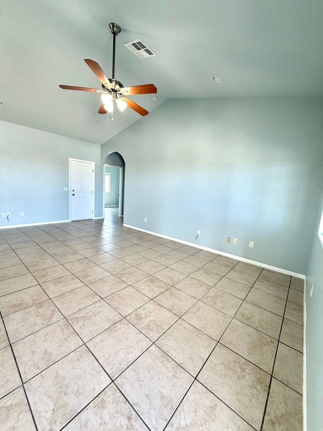 Building Photo - Beautiful 3 Bedroom 2 Bathroom Home