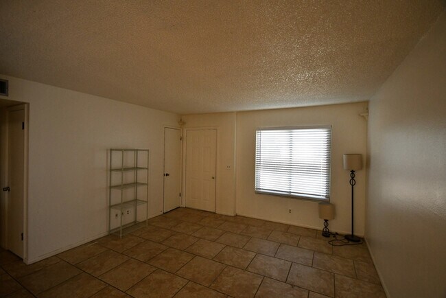Building Photo - 3 bed 2 bath home in Mesa $1850 per mo plus fees Large Lot