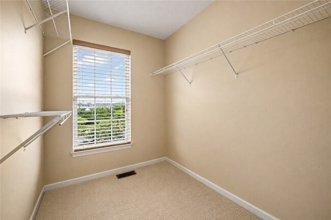 Building Photo - 208 Village Pl