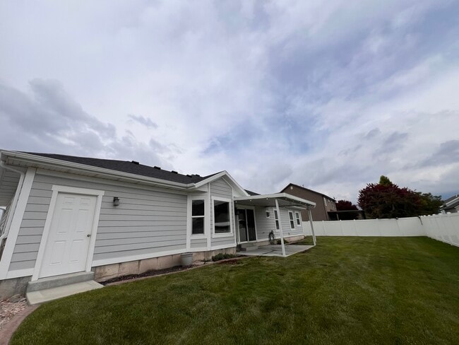Building Photo - 611 W 650 S