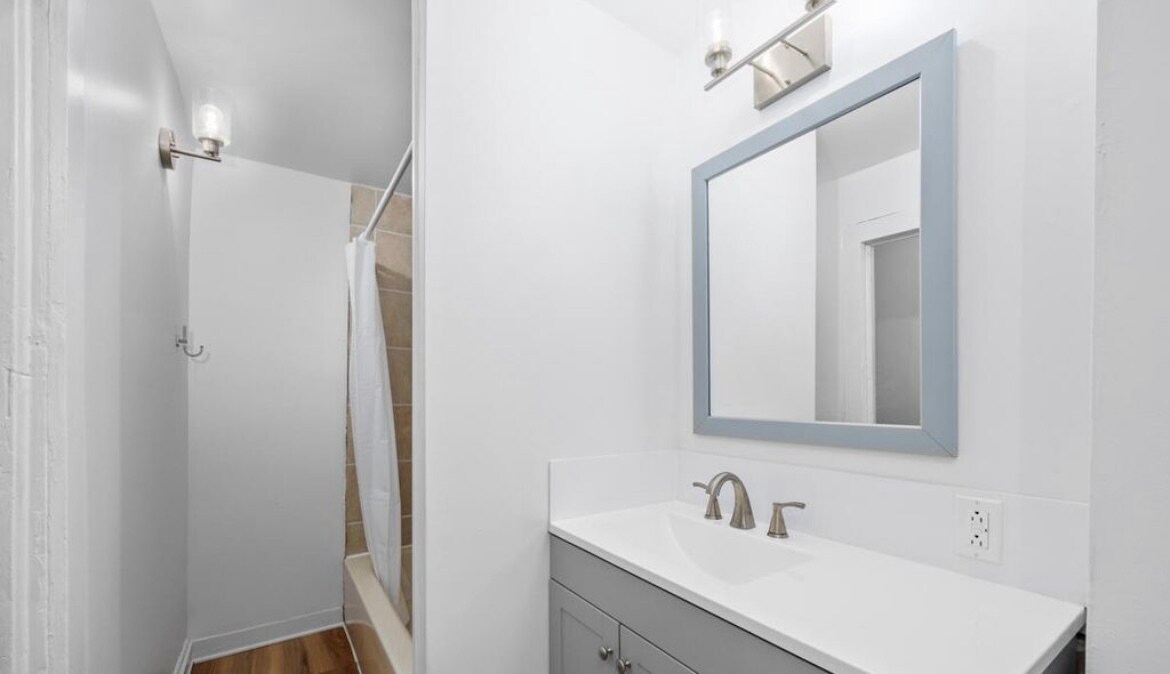 Building Photo - 911 Zeeland Ct NE