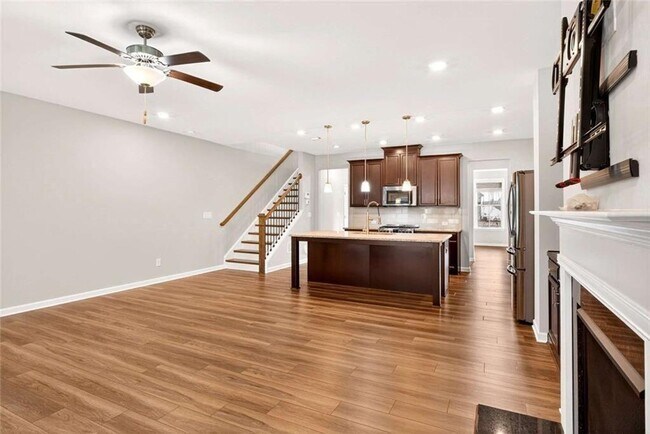 Building Photo - 3960 Redwood Dr