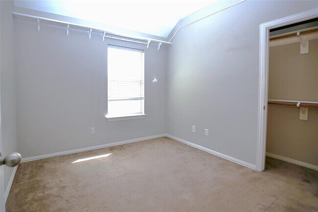 Building Photo - 2002 Singing Hls