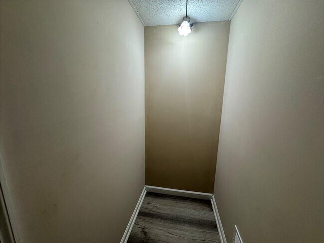 Building Photo - 5971 Robin Hood Ln