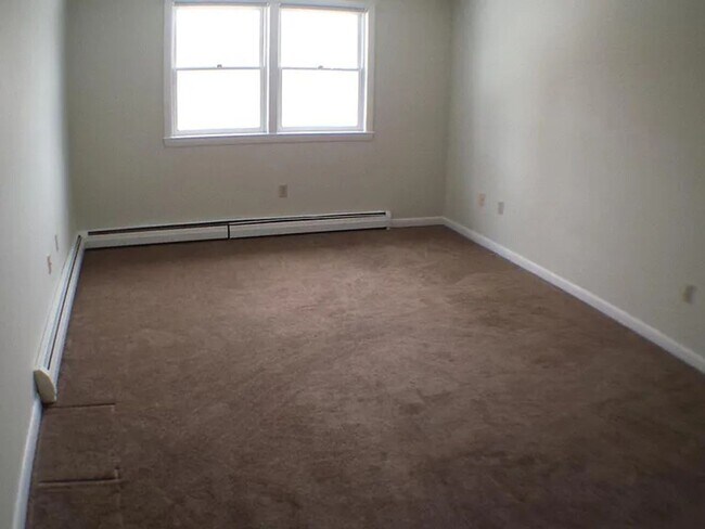 Building Photo - 2 Bed, 1 Bath Apartment