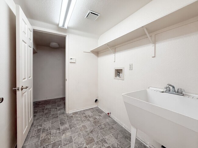 Building Photo - 40041 Zamura Ct