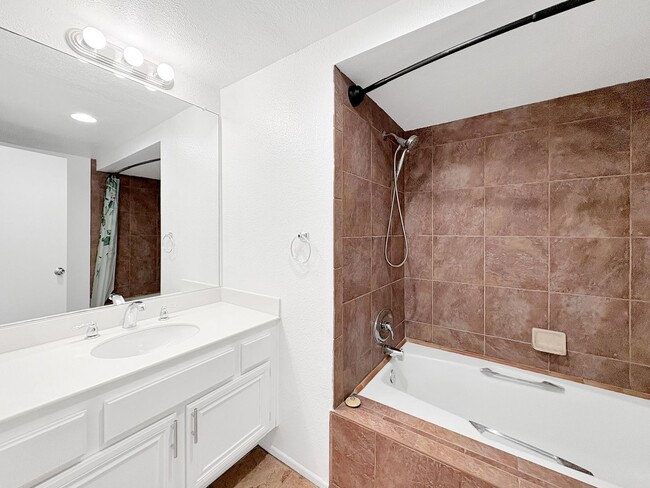 Building Photo - Incredible 2BD/2.5BA w/Ocean Views and Acr...